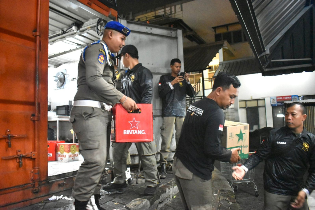 Langgar SE Ramadan 2026, 61 Botol Miras Diamankan Satpol PP Surabaya di 8 RHU